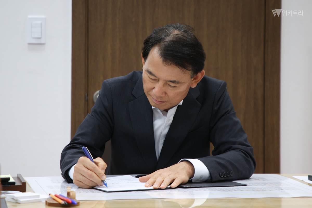 최현덕 남양주시장이 7월 1일 시장실에서 취임 첫 결재 안건인 ‘헌법친화도시 남양주 실현을 위한 기본 조례안’을 결재하고 있다