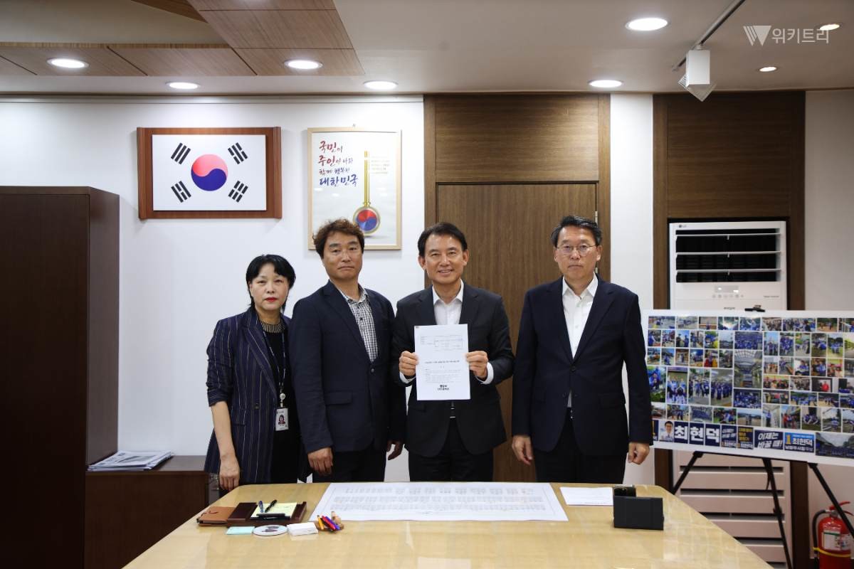 최현덕 남양주시장이 취임 후 첫 결재를 완료한 뒤 관계 공무원들과 기념촬영을 하고 있다