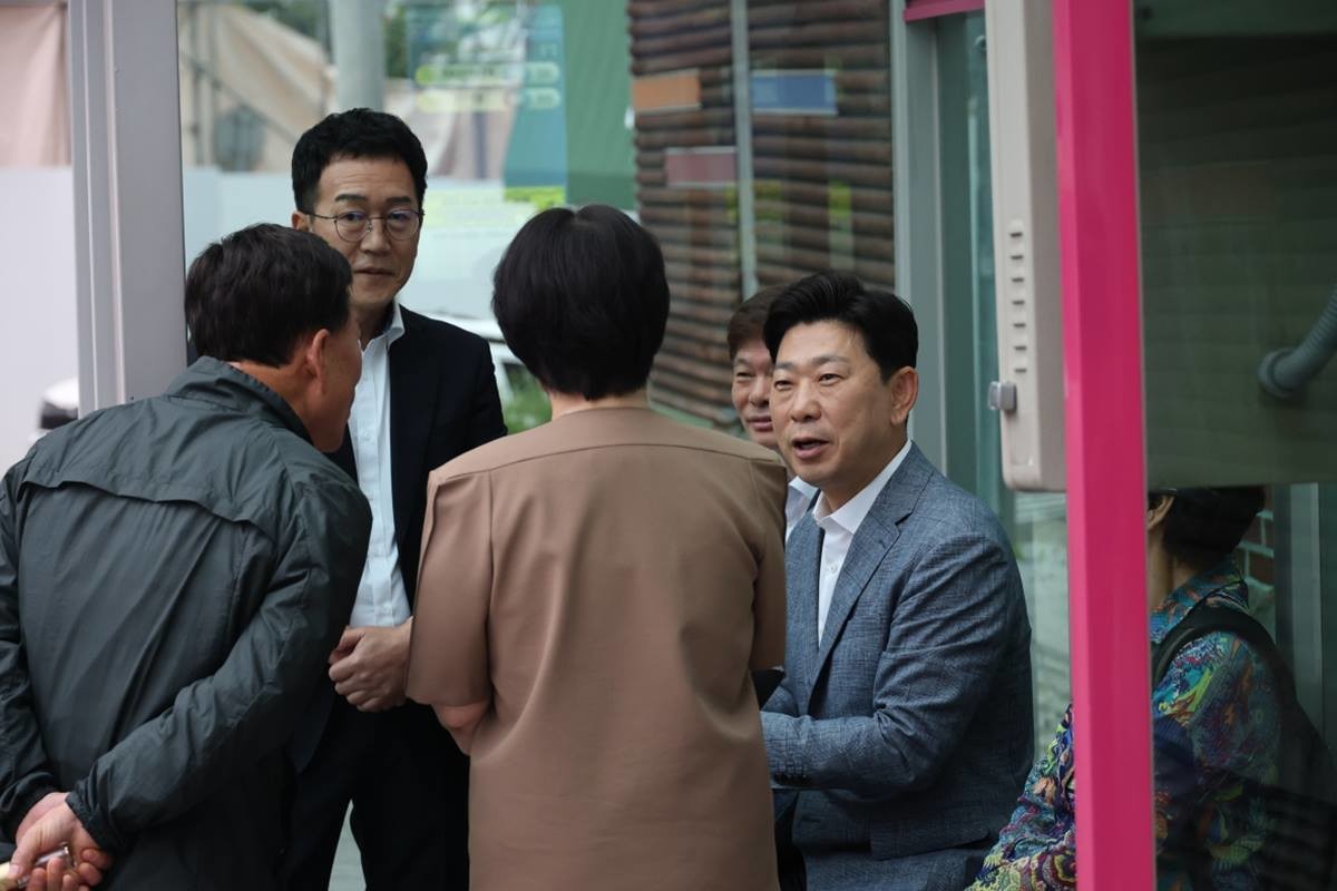 버스 타고 출근하는 박용선 포항시장/이하 포항시
