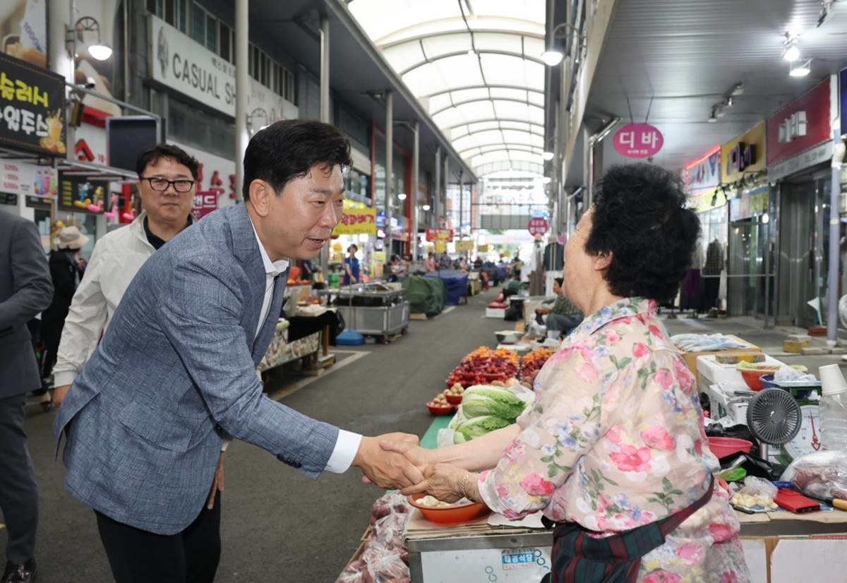 죽도시장에서 상인과 인사하는 박용선 포항시장