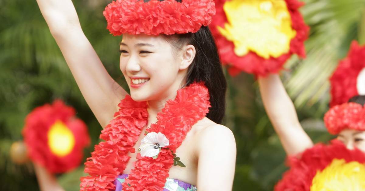 [리뷰] 아오이 유우의 미소가 불러오는 따스한 바람…영화 '훌라 걸스'
