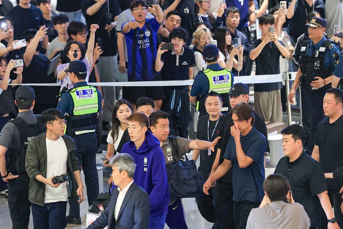 2026 북중미 월드컵 32강 진출 실패의 책임을 지고 사퇴 의사를 밝힌 홍명보 축구대표팀 감독이 지난달 30일 새벽 인천국제공항 2터미널을 통해 입국, 축구팬들 아유를 받으며 이동하고 있다 / 뉴스1