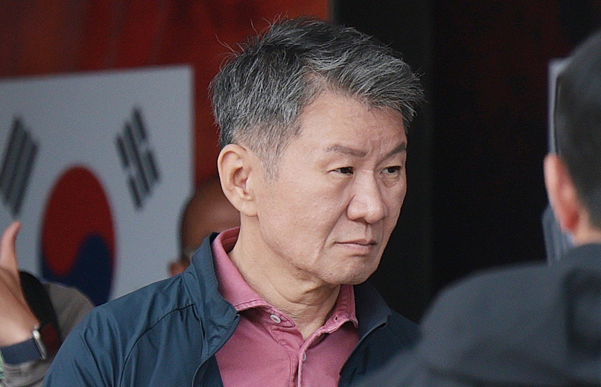 정몽규 대한축구협회장이 지난달 28일(현지 시각) 멕시코 할리스코 과달라하라에 위치한 대한민국 축구대표팀 숙소를 나서고 있다. 기사 이해를 돕기 위한 자료 사진. 사퇴 의사를 밝힌 정몽규 대한축구협회장을 향해 개껌을 던진 축구팬이 일간스포츠와 인터뷰했다. 자신을 평범한 직장인이라고 소개한 축구팬 A 씨는 지난달 30일 2026 북중미 월드컵 일정을 마치고 인천국제공항으로 귀국한 정몽규 회장에게 개껌을 던진 이유를 밝혔다. / 뉴스1