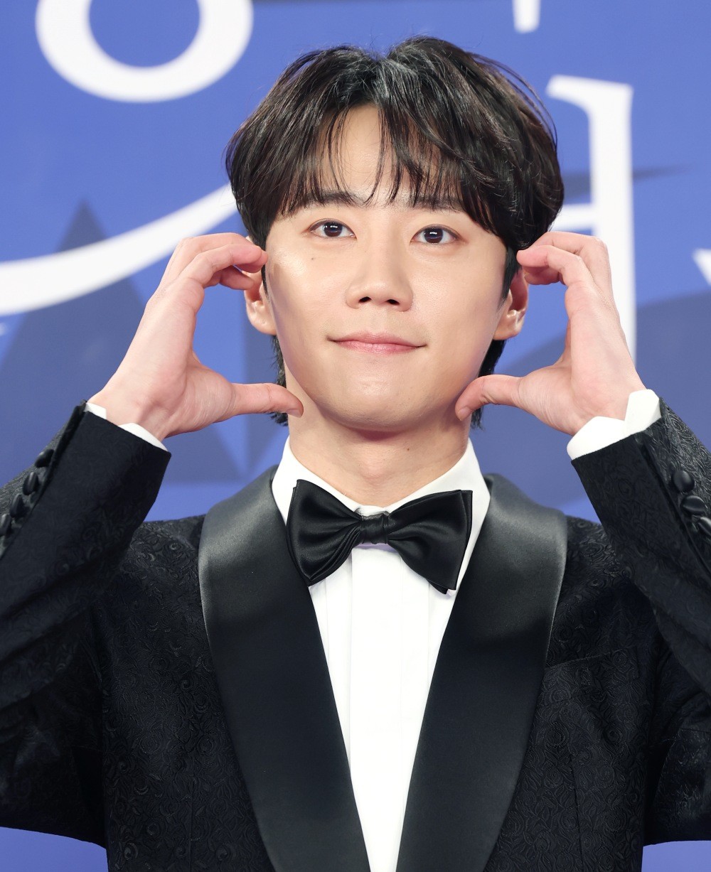 이준영이 2025년 7월 18일 인천 중구 파라다이스시티에서 열린 ‘제4회 청룡시리즈어워즈’ 레드카펫 행사에 참석해 포즈를 취하고 있다. / 뉴스1