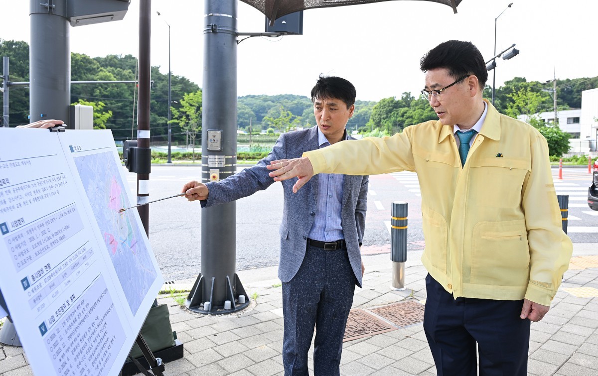 김원기 의정부시장이 7월 1일 민락~고산 연결도로 개설사업 현장을 방문해 현안을 점검하고 있다