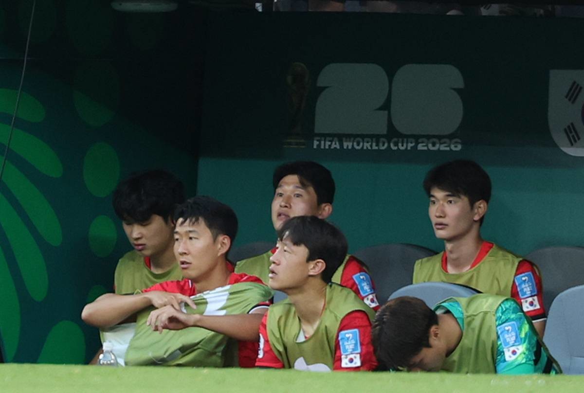 대한민국 축구국가대표 손흥민이 지난달 24일(현지시간) 멕시코 몬테레이 스타디움에서 열린 2026 북중미 월드컵 A조 조별리그 3차전 대한민국과 남아프리카 공화국의 경기에서 벤치에 앉아 그라운드를 응시하고 있다 / 뉴스1