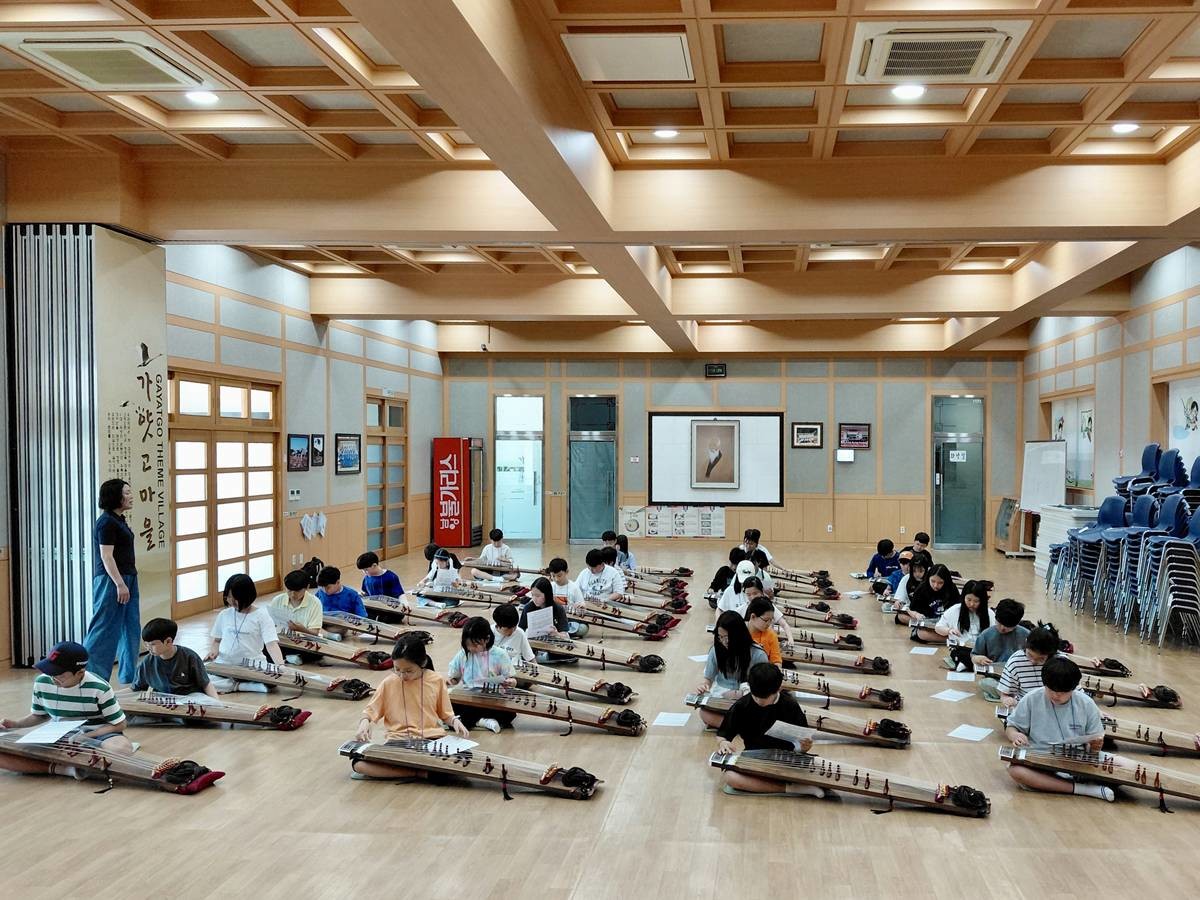 고령 버스투어로 고령군을 찾은 어린이들이 가야금 체험을 하고 있다/이하 고령군 제공