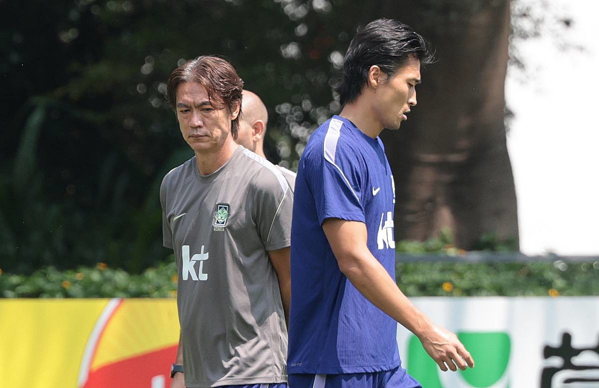 한국 축구 국가대표팀 홍명보 감독이 지난달 27일(현지시간) 멕시코 과달라하라 인근 사포판 치바스 바예 베르데 훈련장에 마련된 베이스캠프에서 생각에 잠겨 있다 / 뉴스1