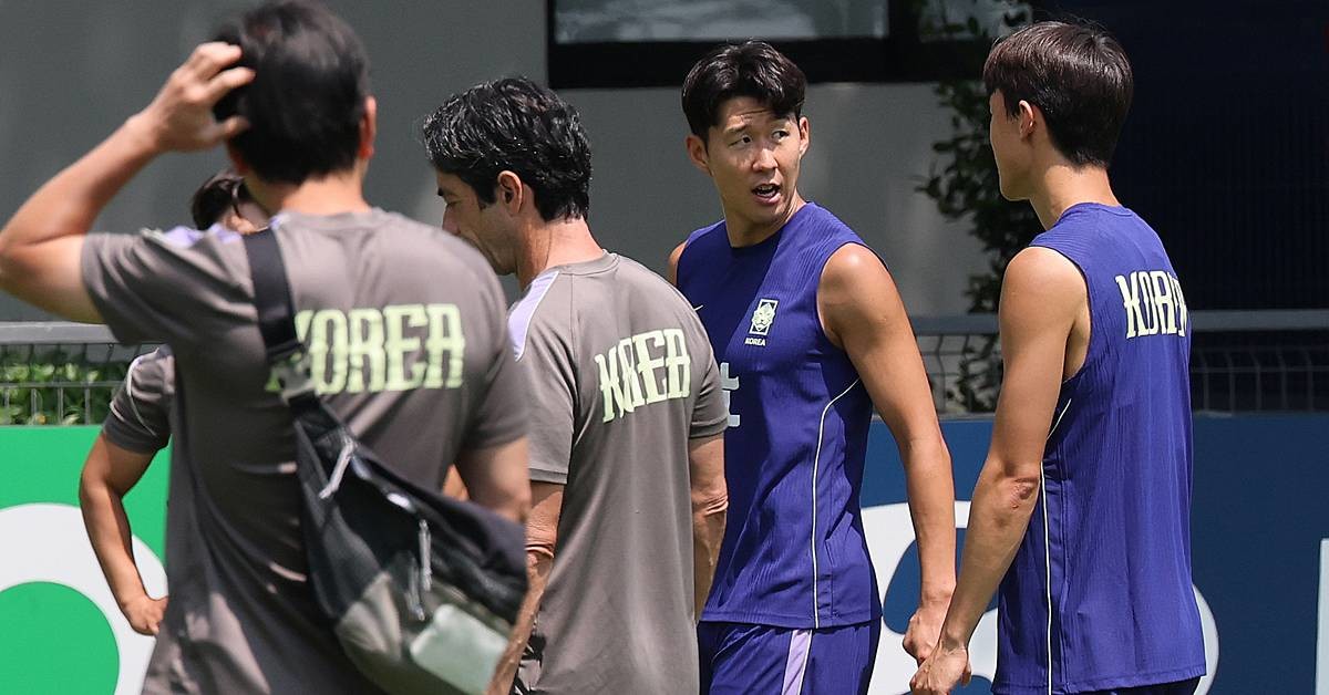 대한민국 축구국가대표팀 손흥민과 이재성이 지난달 27일(현지시간) 멕시코 과달라하라 인근 대한민국 축구대표팀의 베이스캠프 훈련장인 치바스 바예 베르데에서 훈련을 하고 있다 / 뉴스1
