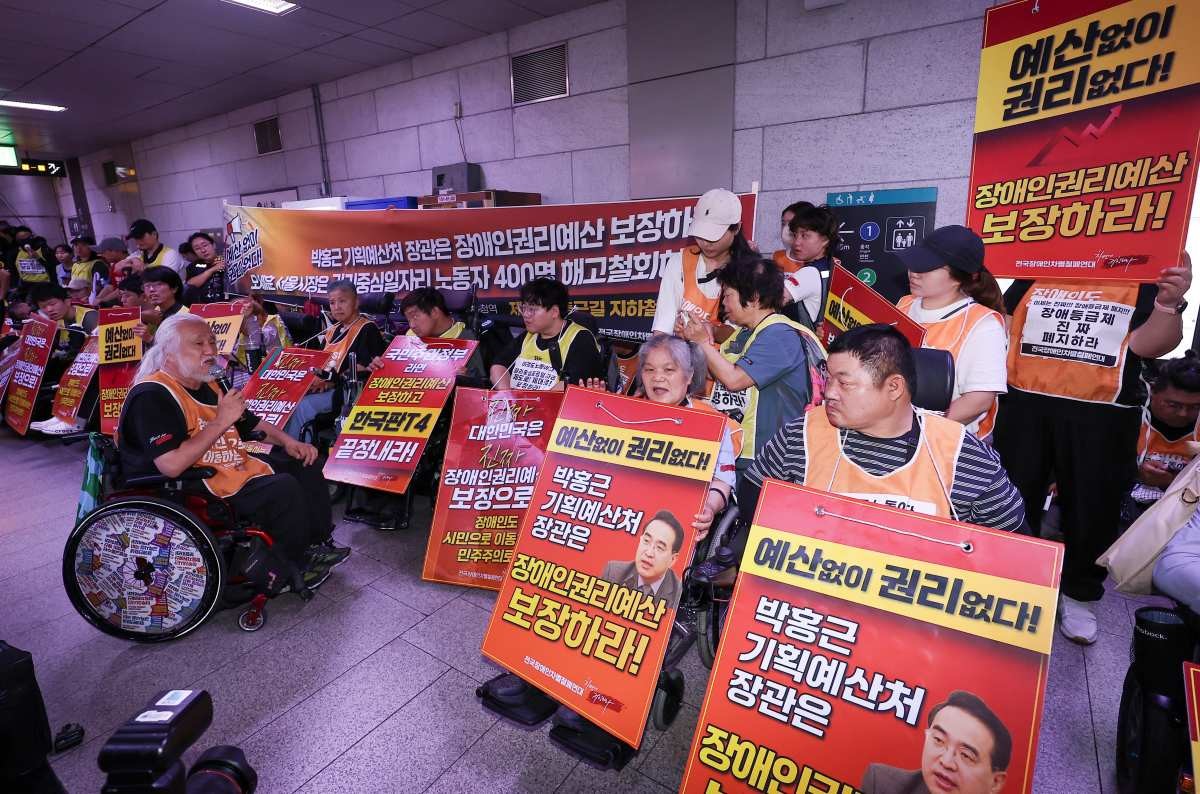 전국장애인차별철폐연대(전장연) 박경석 대표를 비롯한 소속 회원들이 2일 오전 서울 중구 지하철 1호선 시청역에서 '69차 출근길 지하철 탑니다' 탑승 시위를 하고 있다. / 뉴스1