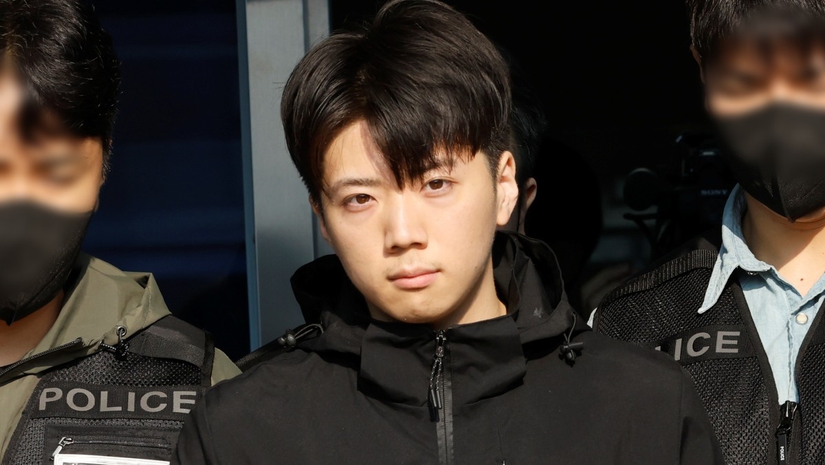 광주 도심에서 일면식도 없는 10대 여고생을 살해한 장윤기가 5월 14일 오전 광주 서부경찰서에서 검찰로 송치되고 있다. / 뉴스1