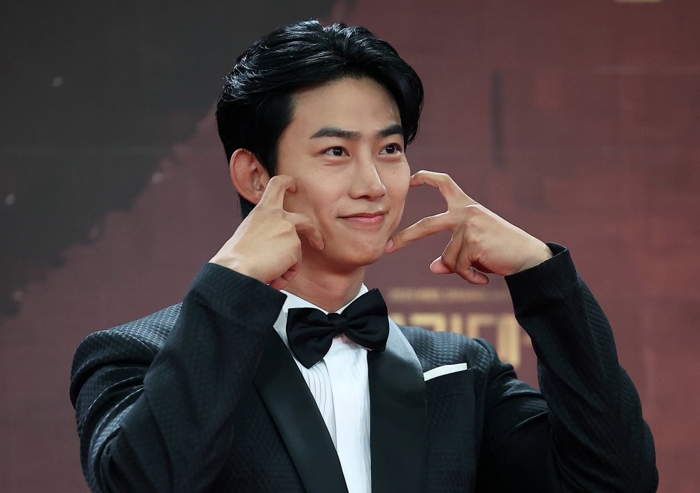 배우 옥택연이 2025년 12월 31일 오후 서울 영등포구 KBS 신관에서 진행된 ‘2025 KBS 연기대상’ 레드카펫 행사에서 포즈를 취하고 있다. / 뉴스1