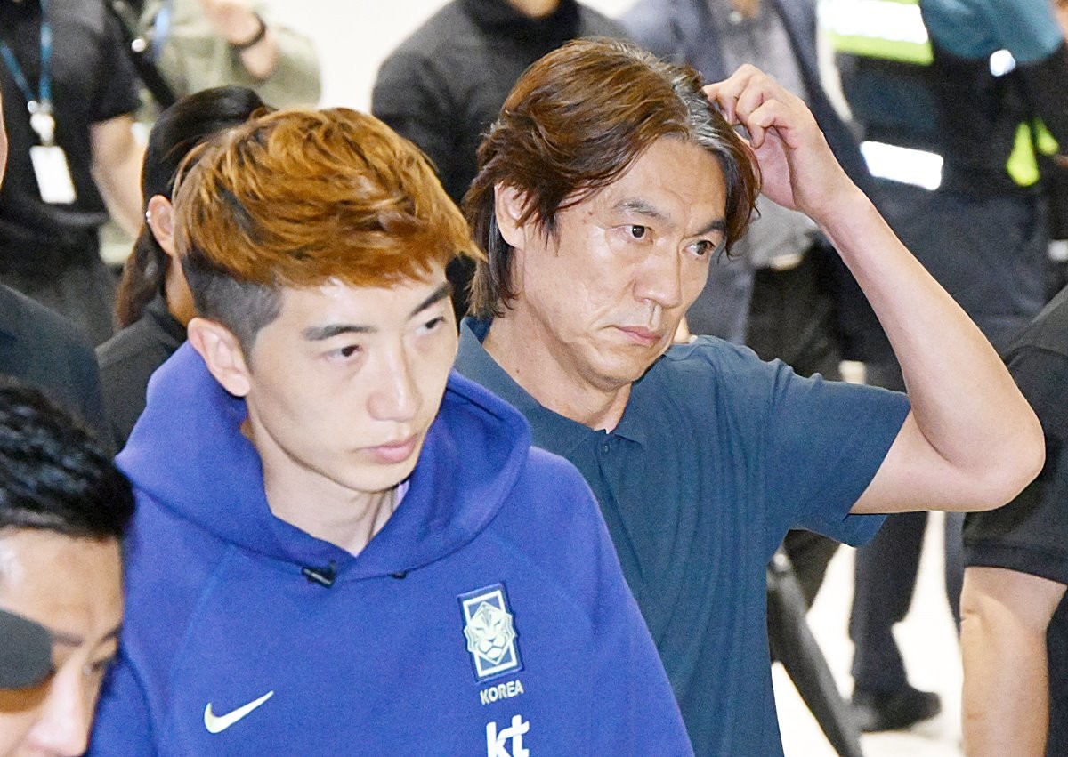 2026 북중미 월드컵 32강 진출 실패의 책임을 지고 사퇴한 홍명보 전 대한민국 축구대표팀 감독이 지난달 30일 조현우 등 선수들과 함께 인천국제공항 2터미널에 도착, 축구팬들의 야유를 받으며 이동하고 있다. 기사 이해를 돕기 위한 자료 사진 / 뉴스1