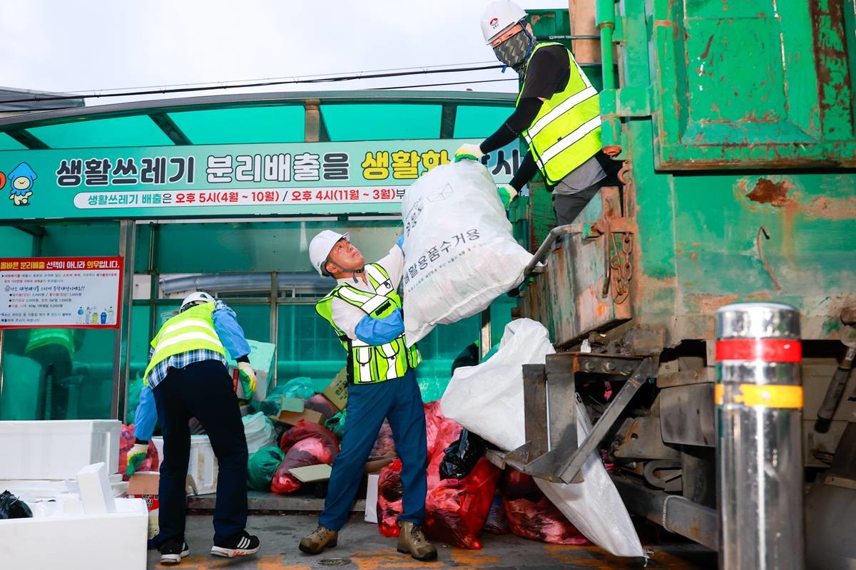 남한권 울릉군수는 지난 1일 민선9기 출범을 맞아 새벽 환경미화원들과 환경미화 작업을 하며 새출발을 알렸다./울릉군