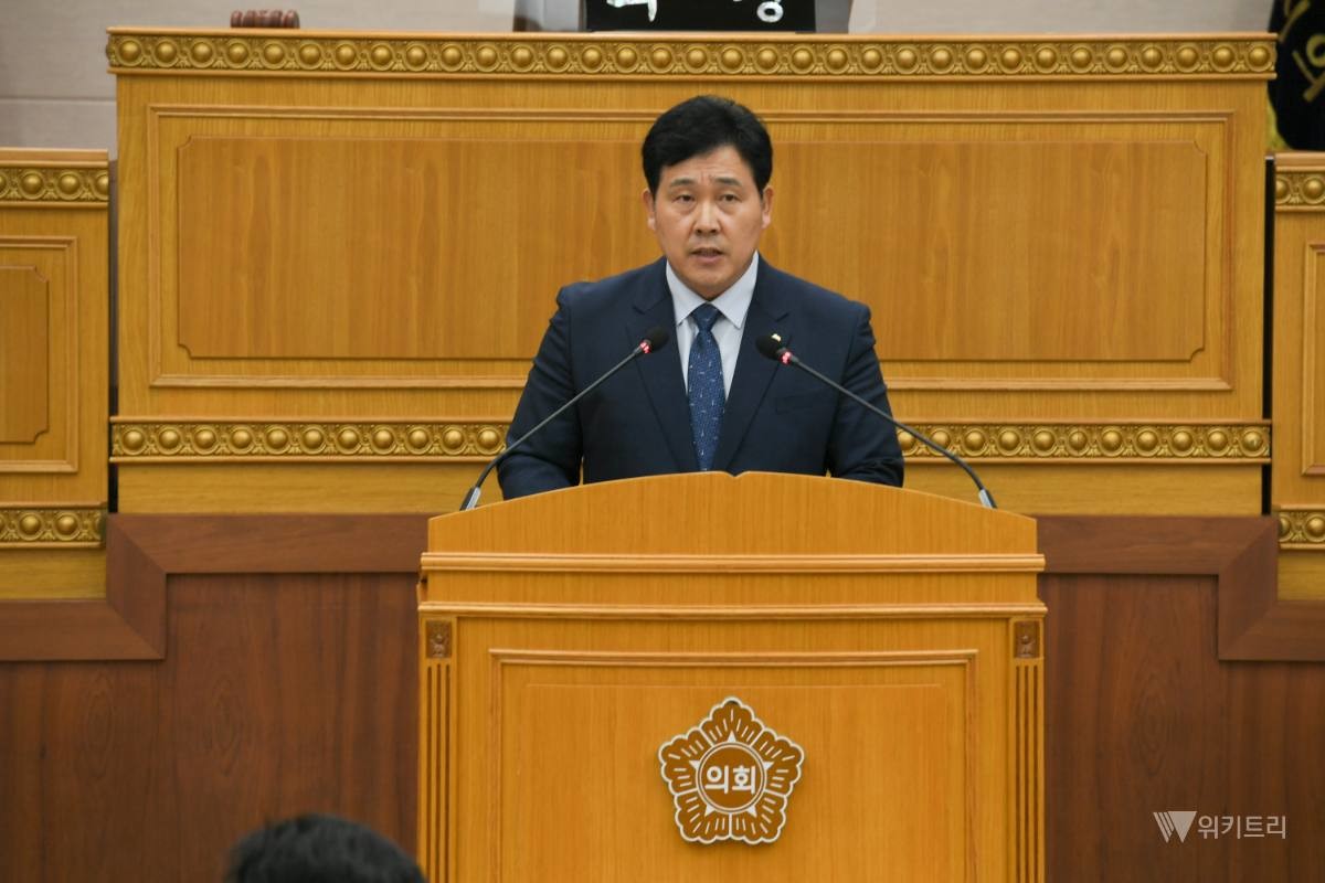 임의빈 부의장이 부의장으로 선출된 뒤 발언대에서 당선소감을 발표하고 있다