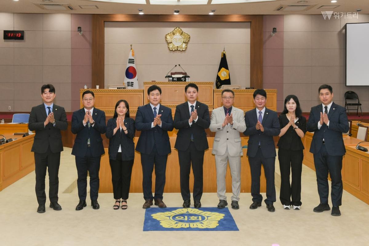 의장단 선출이 끝난 후, 제10대 양주시의원들이 기념촬영을 하고 있다