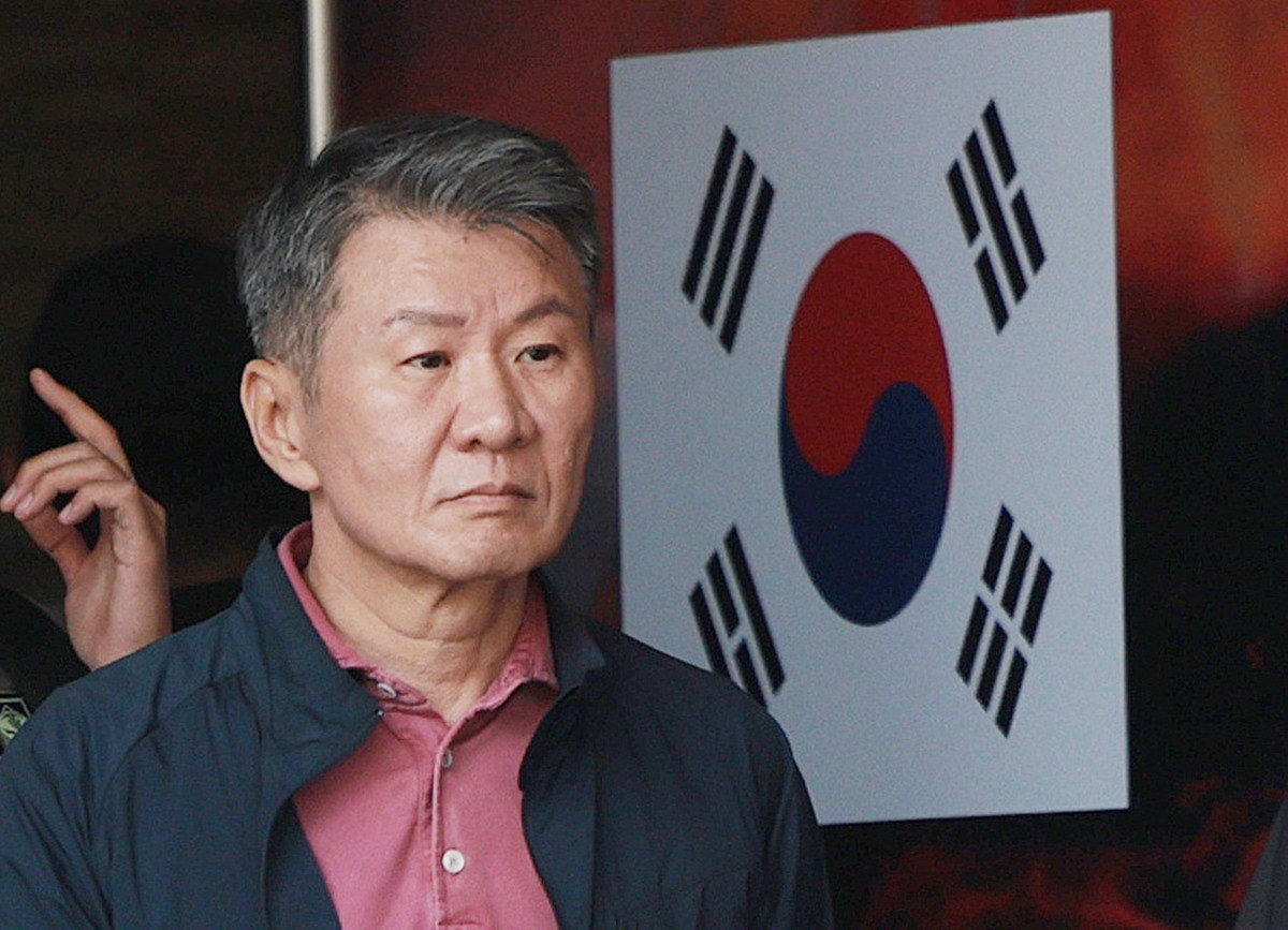 사의를 밝힌 정몽규 대한축구협회장 모습. 기사 이해를 돕기 위한 자료 사진. 대한민국 축구대표팀이 2026 북중미 월드컵 조별리그에서 탈락한 가운데 더불어민주당이 대한축구협회를 상대로 국회 청문회를 추진한다고 동아일보가 2일 보도했다. 홍명보 전 감독과 사의를 표명한 정몽규 대한축구협회장 등을 국회에 증인으로 불러 대한축구협회 운영 전반과 축구대표팀 감독 선임 과정 등을 들여다볼 계획인 것으로 전해졌다. / 뉴스1