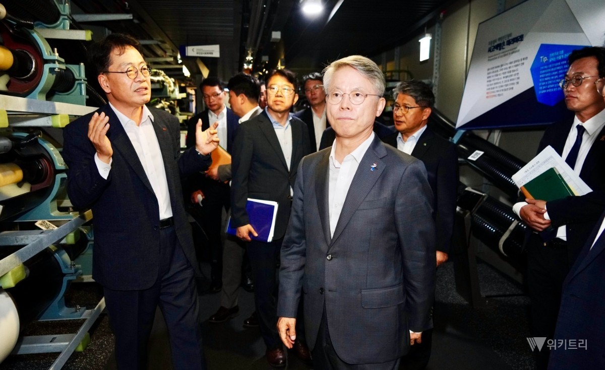 민형배 전남광주통합특별시장이 2일 나주 한국전력공사를 방문해 지중송전홍보관을 둘러보고 있다. / 전남광주통합특별시