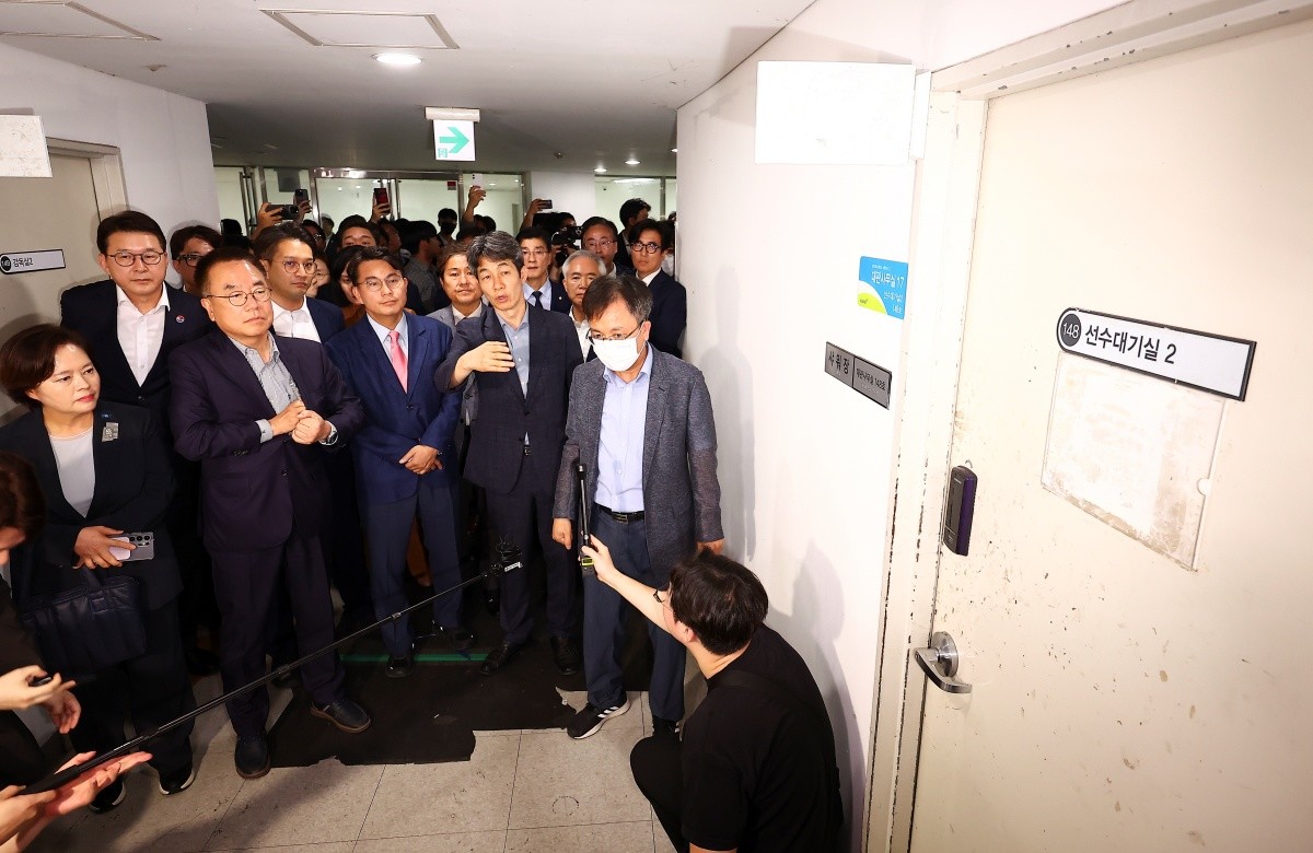 6·3 지방선거 투표용지 부족 사태를 조사 중인 윤상현 국회 국정조사특별위원회 위원장을 비롯한 위원들이 2일 서울 송파구 올림픽공원 내 개표소 내부를 둘러보고 있다. / 뉴스1