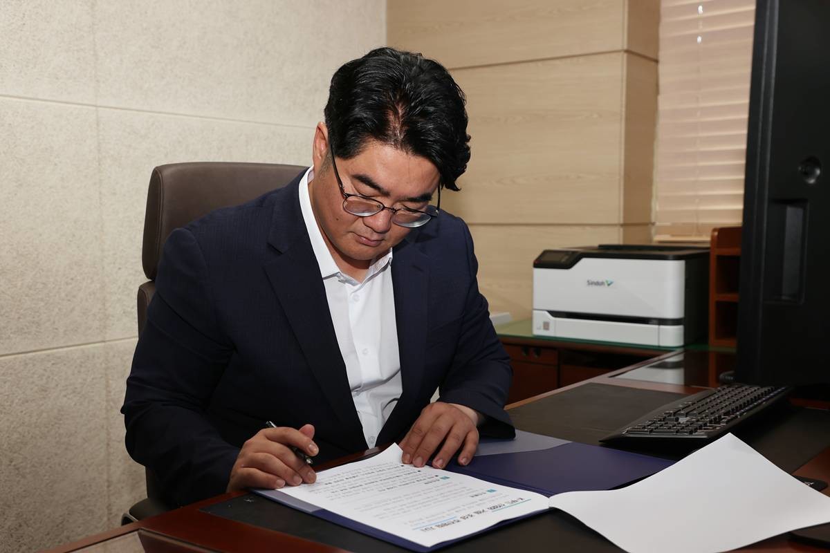 민선9기 안재민 상주시장이 ‘K-푸드 산업화 거점 조성 추진방침'에 대해 첫 결재를 하고 있다/상주시
