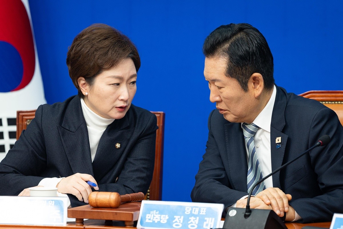 이언주 더불어민주장 의원(왼쪽)과 정청래 더불어민주당 대표. / 뉴스1