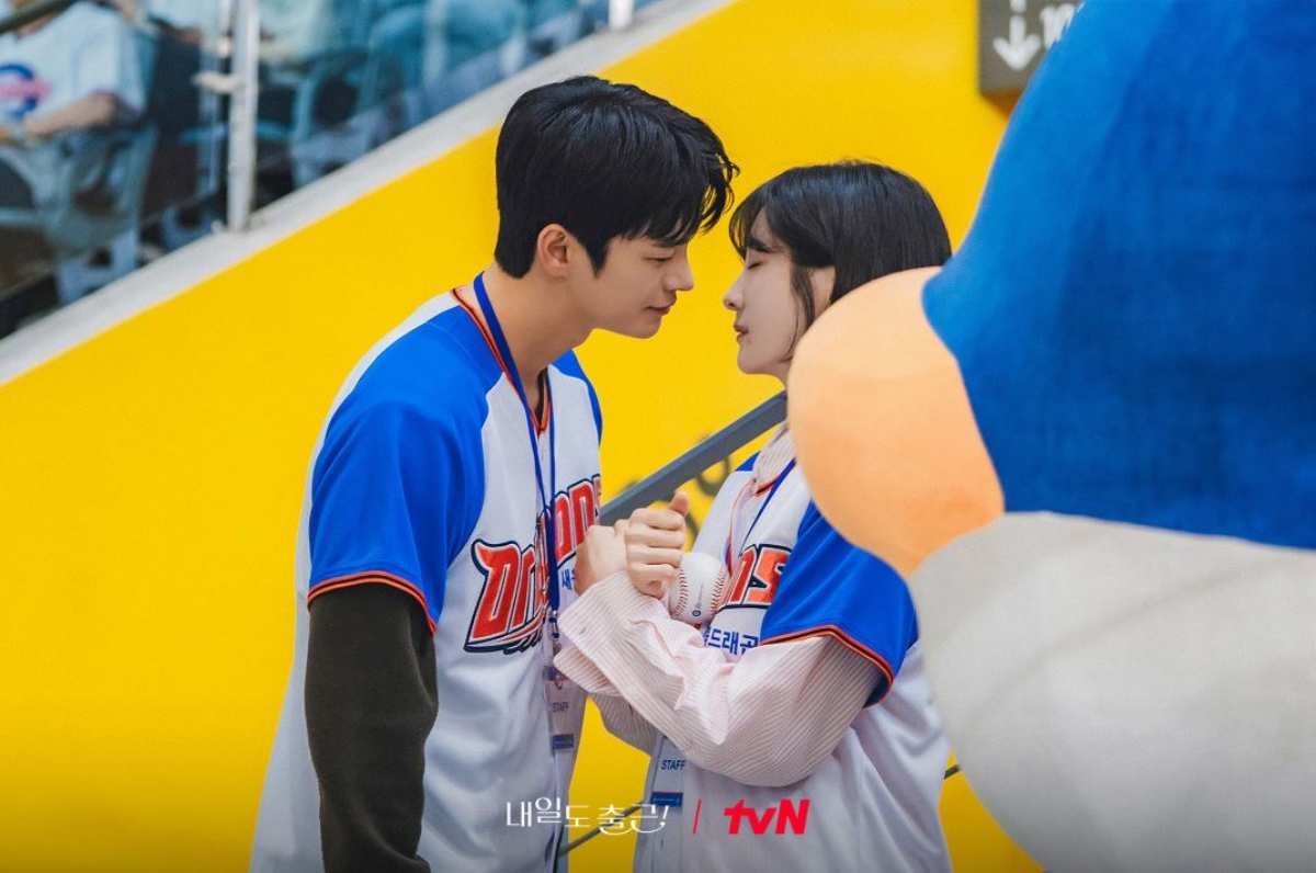 드라마 '내일도 출근!' 출연 배우 서인국과 박지현 / tvN