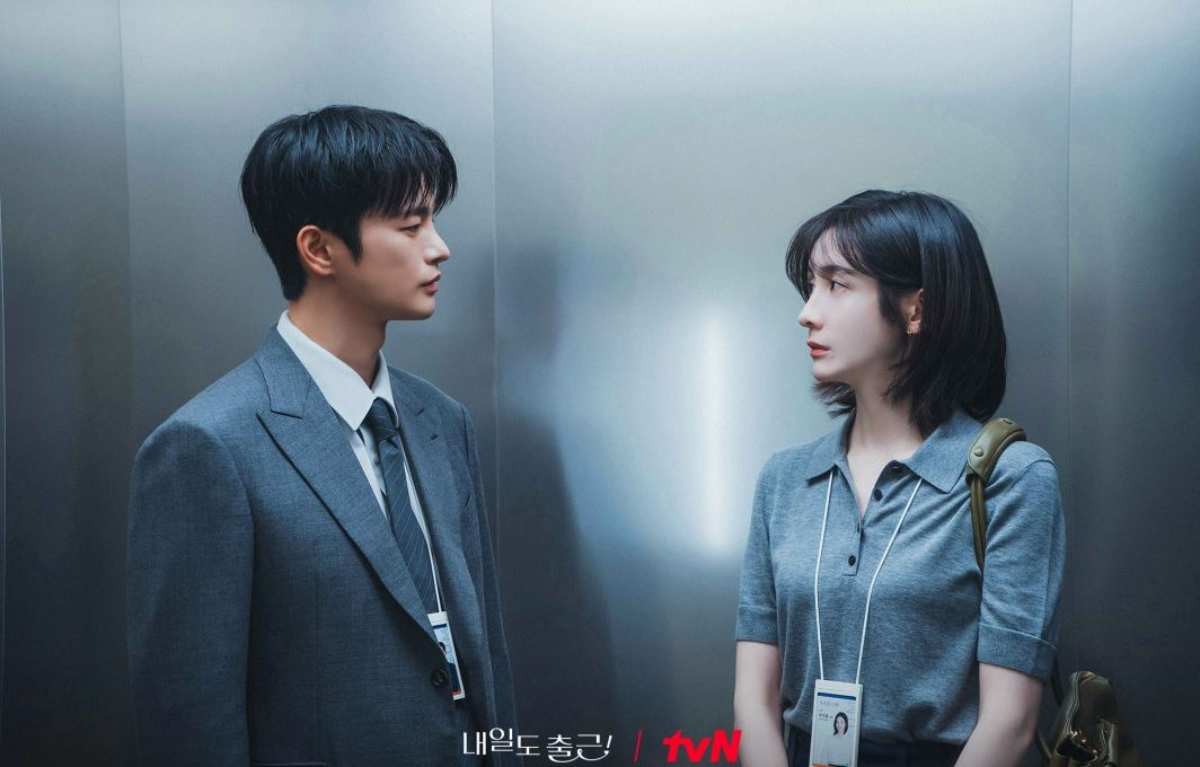 드라마 '내일도 출근!' 출연 배우 서인국과 박지현이 서로 마주보고 있다. / tvN