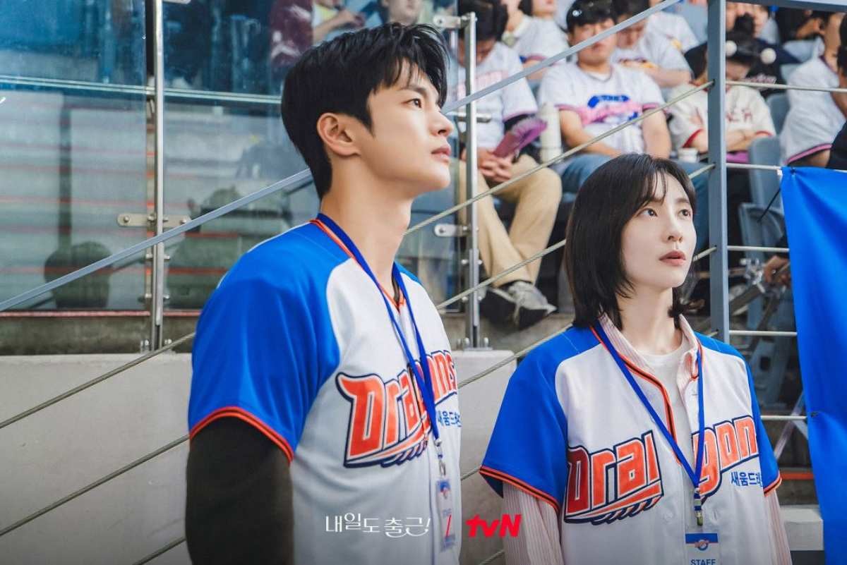 드라마 '내일도 출근!' 출연 배우 서인국과 박지현 비하인드 스틸컷 / tvN