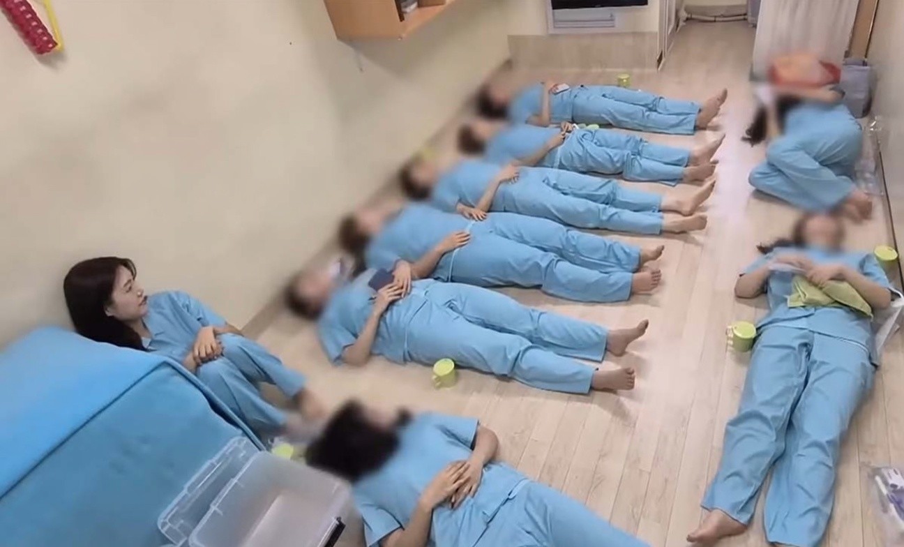 맨 왼쪽에 있는 얼굴이 드러난 여성이 송정현 채널A 기자다. / 채널A 영상 캡처