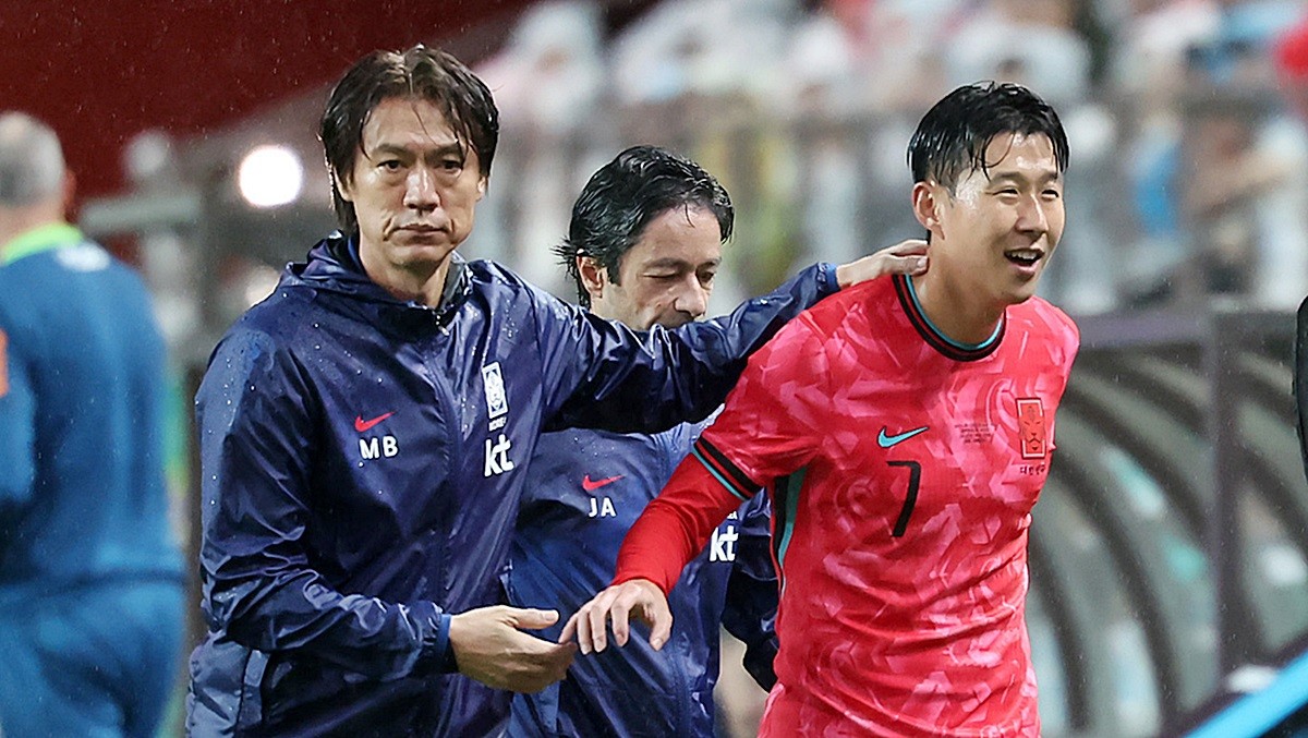 한국 축구대표팀 홍명보 감독과 주장 손흥민 / 뉴스1
