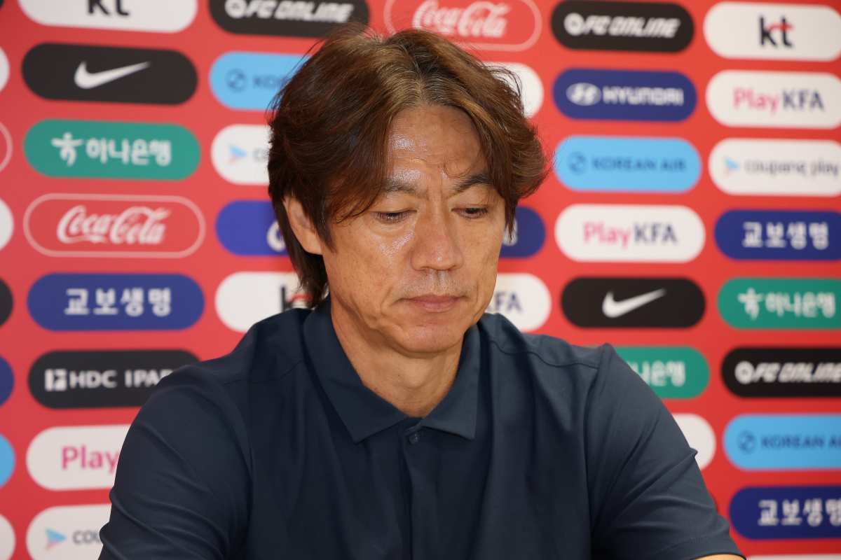 한국 축구 국가대표팀 홍명보 감독이 지난 달 28일(현지시간) 멕시코 과달라하라 인근 사포판 치바스 바예 베르데 훈련장에 마련된 베이스캠프에서 열린 월드컵 결산 기자회견에서 부진에 대한 책임을 지고 감독직에서 물러나겠다는 뜻을 밝히고 있다. / 뉴스1