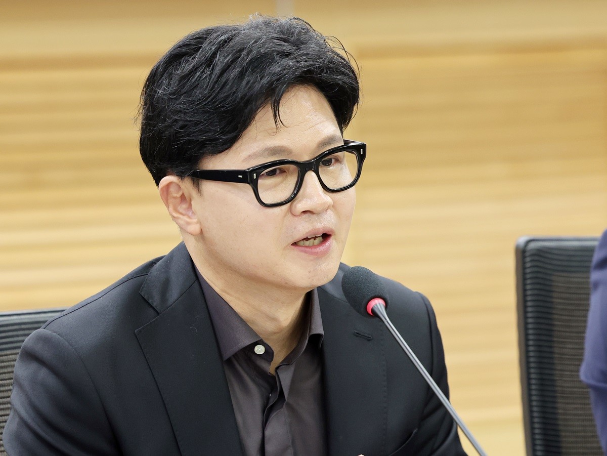 한동훈 무소속 의원이 지난달 23일 서울 여의도 국회의원회관에서 열린 '참정권 피해사태와 선거제도 개혁 국회 토론회'에서 격려사를 하고 있다. 기사 이해를 돕기 위한 자료 사진. 한동훈 의원은 다음 주 예정된 국민의힘 중앙윤리위원회 전체회의 개최와 관련해 '괴기스럽다'라고 강하게 비판했다. 한 의원은 3일 부산일보 유튜브 채널에 출연해 '당권파라는 사람들이 책임지고 퇴진해야 하는 상황에서 위기를 모면하기 위해 말도 안 되는 징계를 꺼내 (국민의) 눈을 가리고 있다'라며 이렇게 지적했다. / 뉴스1