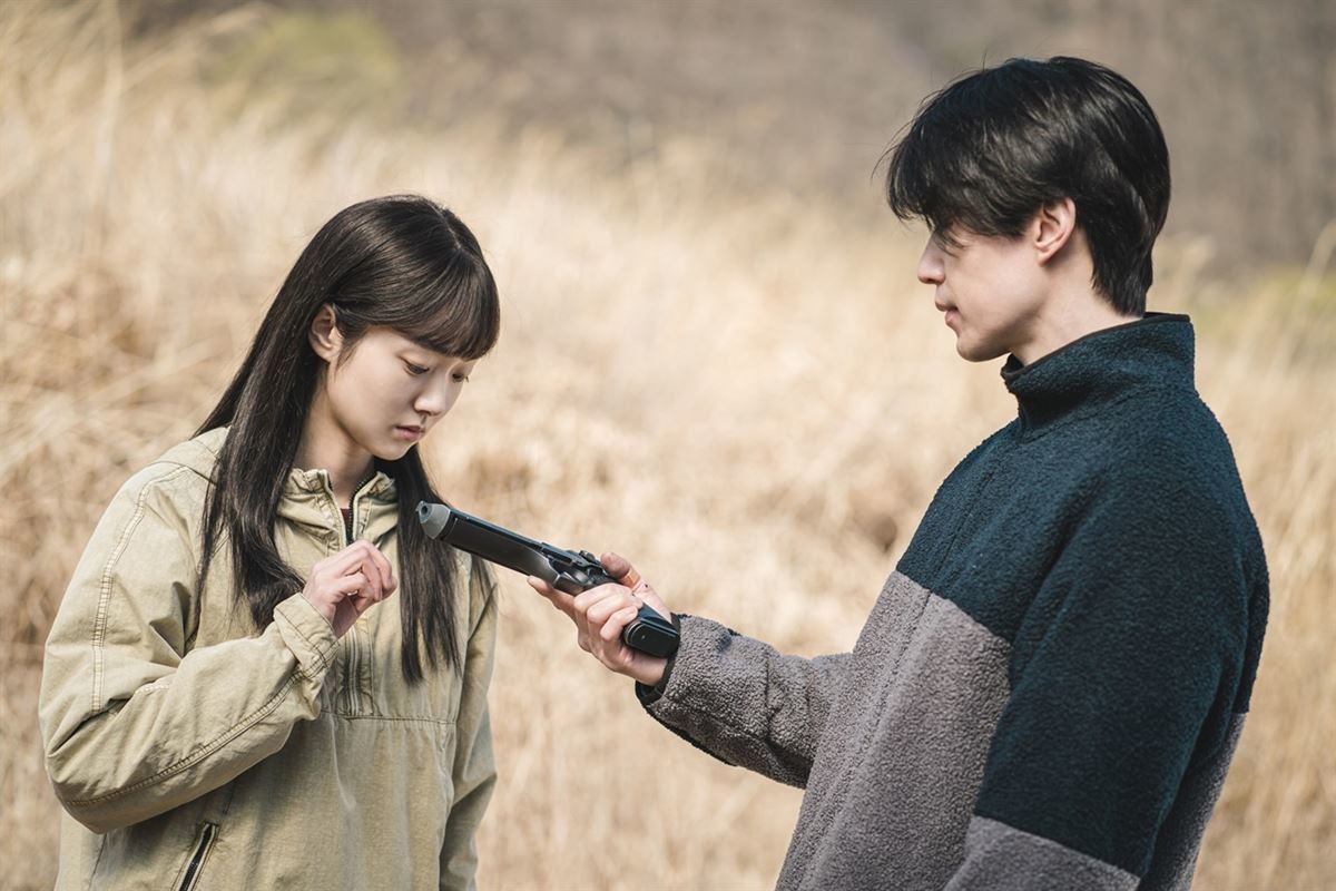 '킬러들의 쇼핑몰' 주연 배우 김혜준과 이동욱 / 디즈니+