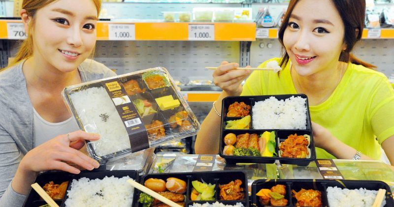 한국 편의점 도시락에 빠진 외국인들…'한 끼'가 여행 콘텐츠가 된 이유