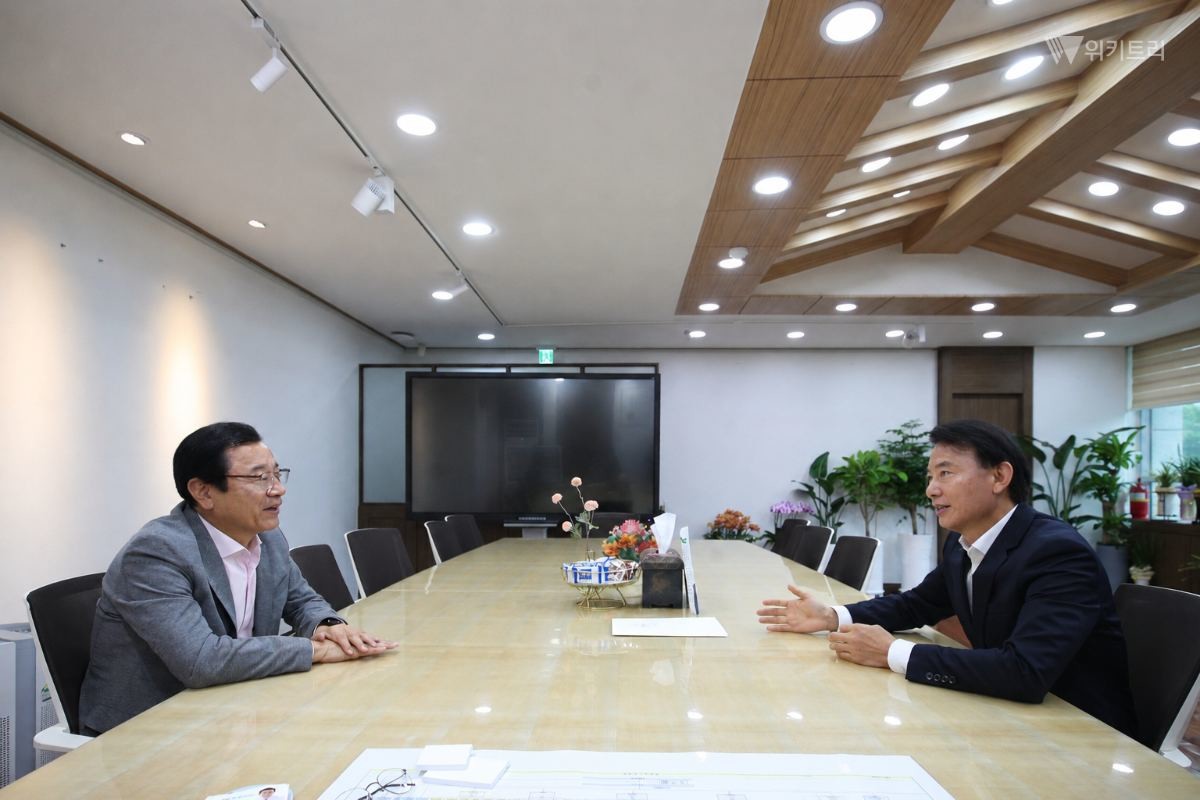 남양주시청 시장실에서 최현덕 남양주시장과 이현재 하남시장이 협력 방안을 논의 중이다