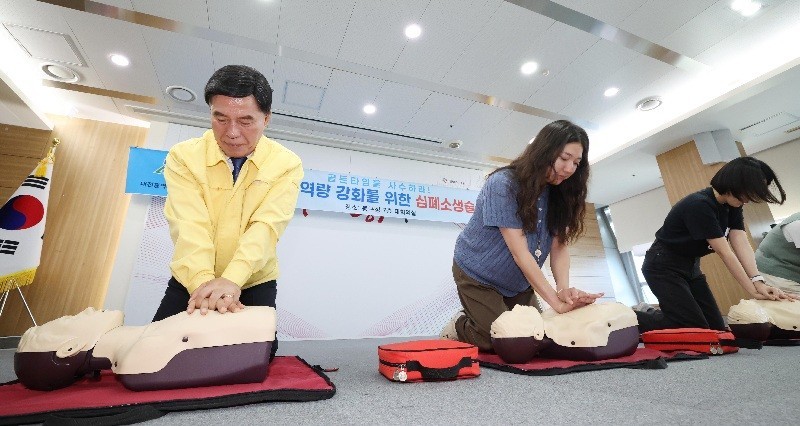 황인호 구청장도 직접 CPR 실습...동구, 생명지킴이 교육