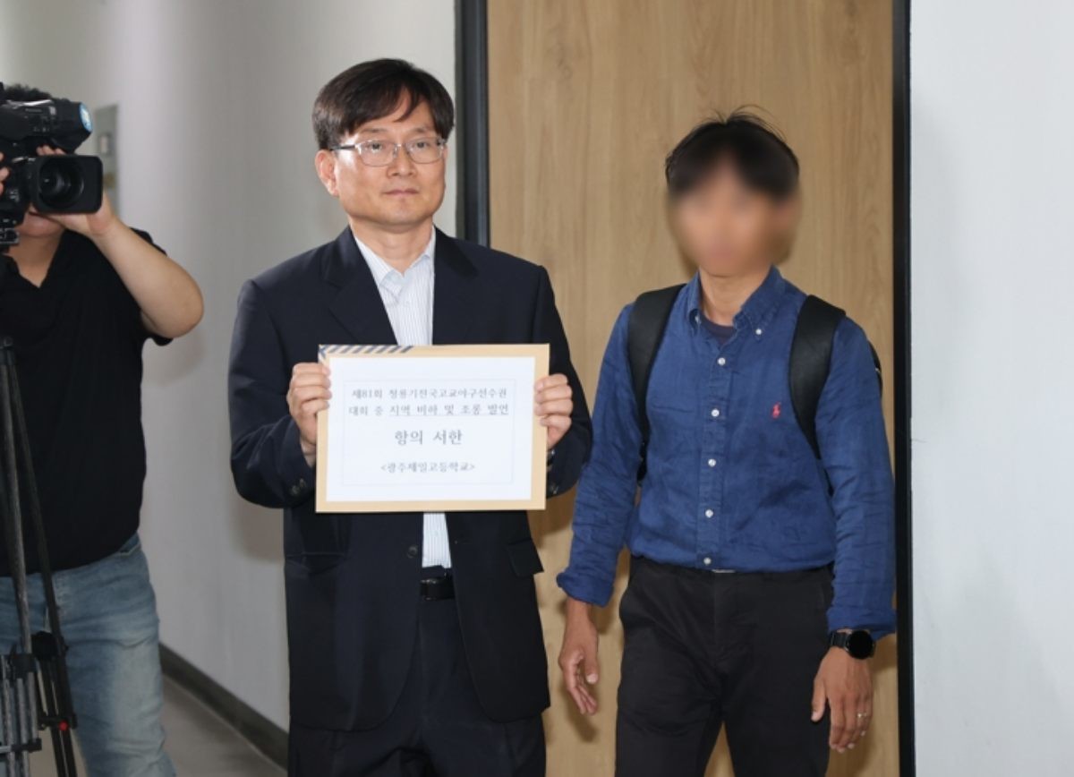 이규연 광주제일고등학교(광주일고) 교장이 전국 고교야구대회 도중 발생한 상대팀 배재고등학교의 응원 구호 논란과 관련한 항의서한을 전달하기 위해 지난달 30일 서울 송파구 대한야구소프트볼협회를 방문하고 있다. / 연합뉴스