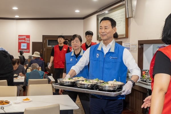 최정호 익산시장, 다이로움 밥차 배식봉사 땀방울