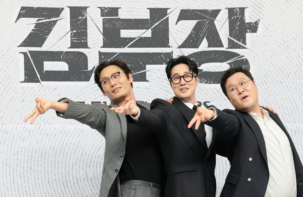 배우 최대훈(왼쪽부터)과 소지섭, 윤경호가 6월 25일 오후 서울 양천구 SBS 목동 사옥에서 열린 SBS 금토드라마 ‘김부장’(극본 남대중/연출 이승영) 제작발표회에 참석해 포즈를 취하고 있다. / 뉴스1