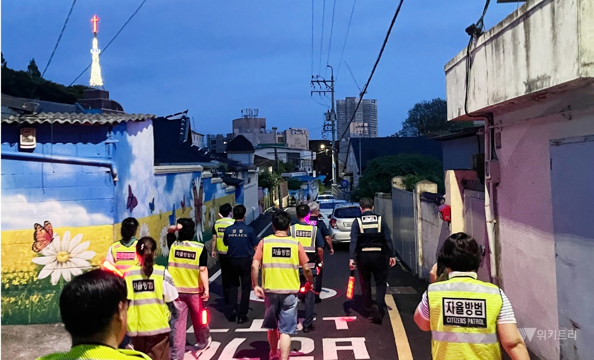함평경찰서(서장 강기현)는 지난 2일 오후 8시 함평군 함평읍 공원 일대에서 범죄예방계와 읍내파출소, 자율방범대가 참여한 가운데 학생안전 특별치안활동의 일환으로 민·경 합동순찰을 실시했다. / 함평경찰