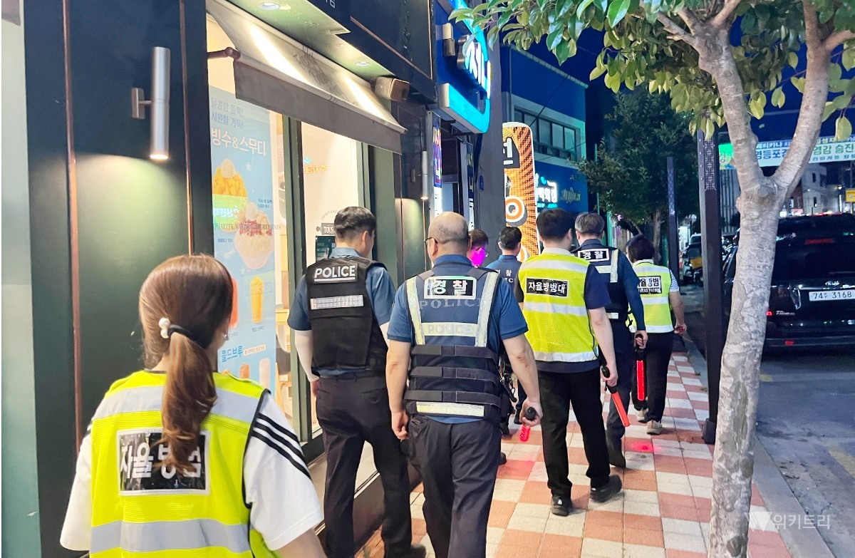 함평경찰서(서장 강기현)는 지난 2일 오후 8시 함평군 함평읍 공원 일대에서 범죄예방계와 읍내파출소, 자율방범대가 참여한 가운데 학생안전 특별치안활동의 일환으로 민·경 합동순찰을 실시했다. / 함평경찰