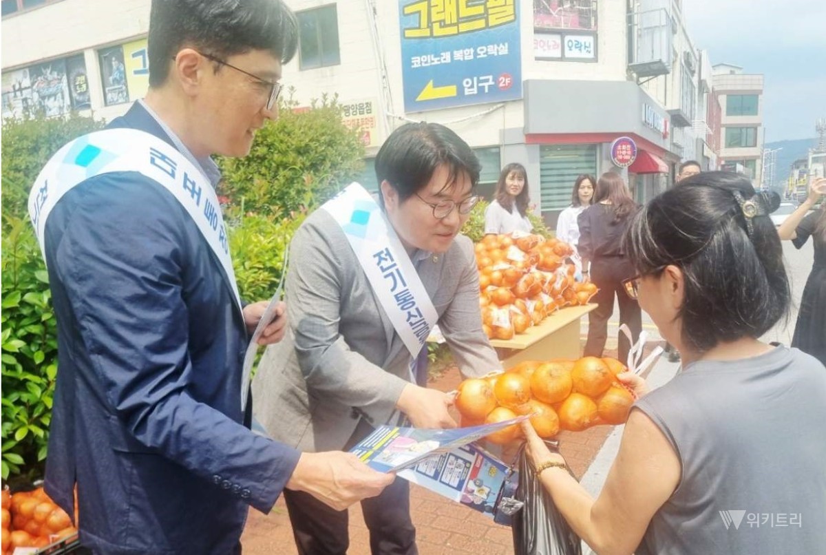 농협전남본부(본부장 이광일)는 7월 한 달 동안 도내 주요 시·군을 순회하며 '전기통신금융사기 예방 및 양파 소비촉진 캠페인'을 실시한다. / 전남농협
