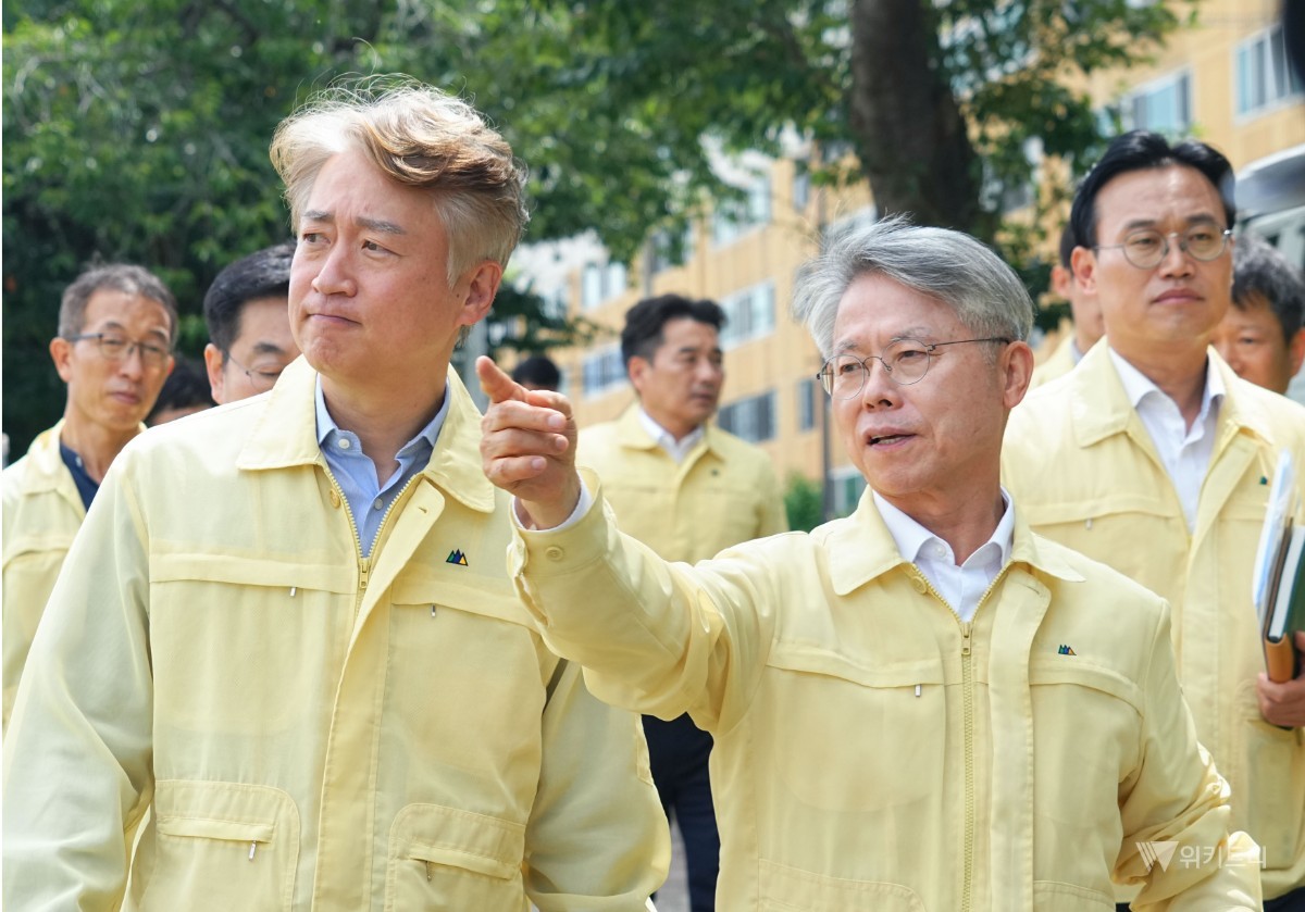 민형배 전남광주통합특별시장이 3일 오후 광주 서구 유촌동 동남아파트 일원을 찾아 김이강 서구청장 등과 집중호우 대비 수해 예방대책과 현장 준비 상황 등을 점검하고 있다./전남광주통합특별시