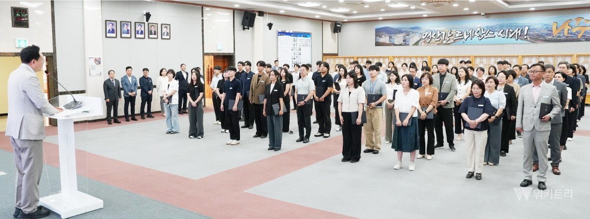 나주시가 7월 6일 자로 2026년 하반기 정기인사를 단행했다. 임용장을 받은 공직자들이 윤병태 시장의 인사말을 경청하고 있다./ 나주시