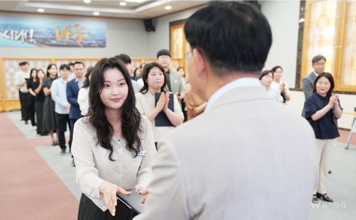 윤병태 시장(오른쪽)이 승진한 공직자에게 임용장을 수여하고 있다. / 나주시