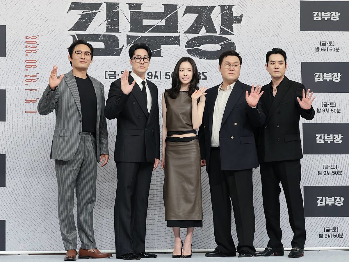 배우 최대훈(왼쪽부터)과 소지섭, 손나은, 윤경호, 주상욱이 지난달 25일 오후 서울 양천구 SBS 목동 사옥에서 열린 SBS 금토드라마 ‘김부장’(극본 남대중/연출 이승영) 제작발표회에 참석해 포즈를 취하고 있다. ‘김부장’은 세상에서 가장 평범한 아빠가 하나뿐인 딸을 되찾기 위해 싸우는 복수 액션 드라마다 / 뉴스1