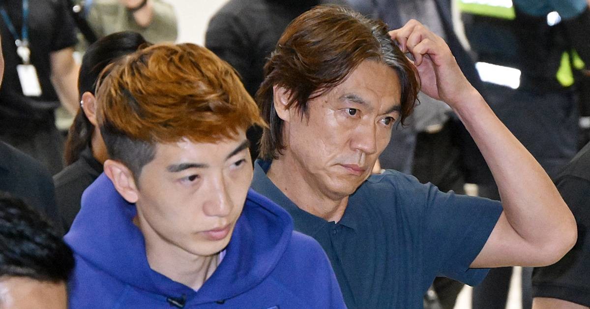 2026 북중미 월드컵 32강 진출 실패의 책임을 지고 사퇴 의사를 밝힌 홍명보 축구대표팀 감독이 지난달 30일 새벽 조현우 등 선수들과 인천국제공항 2터미널에 도착, 축구팬들 야유를 받으며 이동하고 있다 / 뉴스1