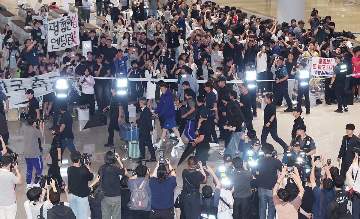 2026 북중미 월드컵 32강 진출 실패의 책임을 지고 사퇴 의사를 밝힌 홍명보 축구대표팀 감독이 지난달 30일 새벽 인천국제공항 2터미널에 도착, 축구팬들 아유를 받으며 이동하고 있다 / 뉴스1