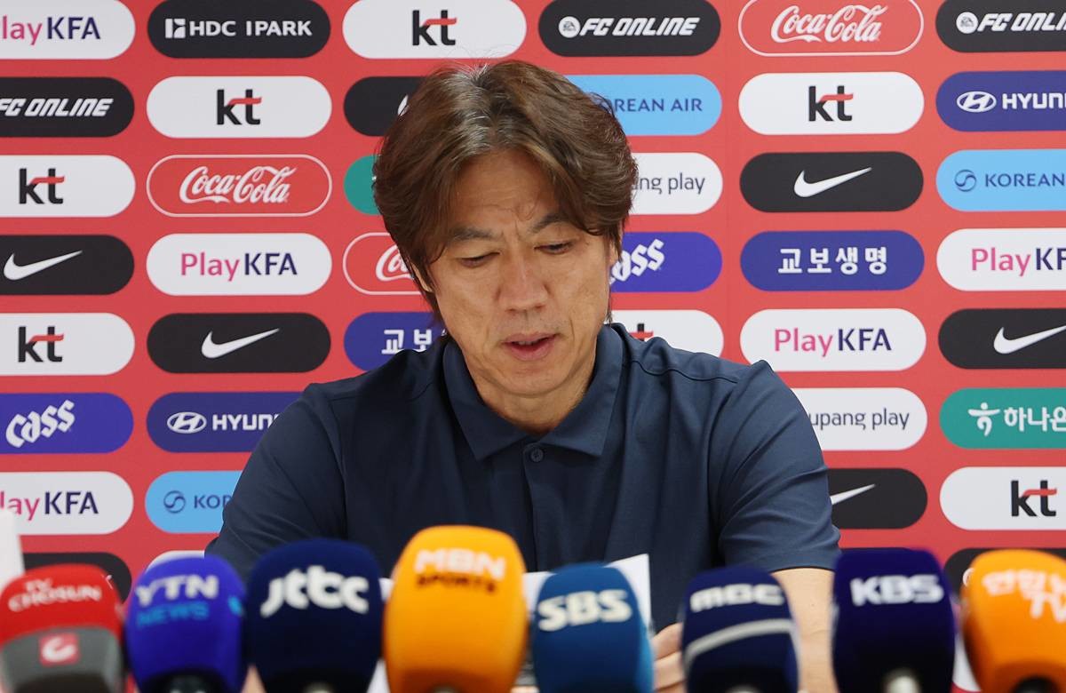 한국 축구 국가대표팀 홍명보 감독이 지난달 28일(현지시간) 멕시코 과달라하라 인근 사포판 치바스 바예 베르데 훈련장에 마련된 베이스캠프에서 열린 월드컵 결산 기자회견에서 부진에 대한 책임을 지고 감독직에서 물러나겠다는 뜻을 밝히고 있다 / 뉴스1