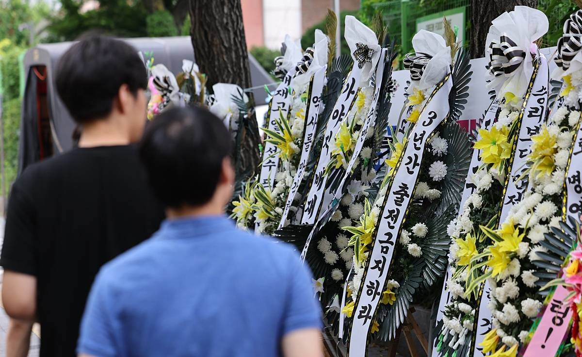 지난 2일 서울 강동구 배재고등학교 앞에 배재고등학교 야구부를 비판하는 근조화환이 놓여 있다 / 뉴스1